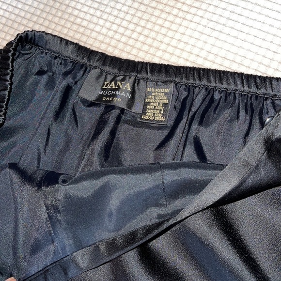 Rise: 10.5"
Waist: 30"
Inseam: 32"
Hip: 38"
Leg Opening: 15" - Picture 6 of 6